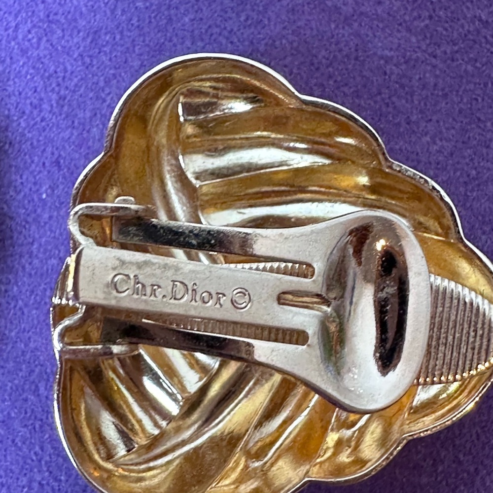 Christian Dior Triangular Knot
Earrings vintage gold clip on - Picture 4 of 7